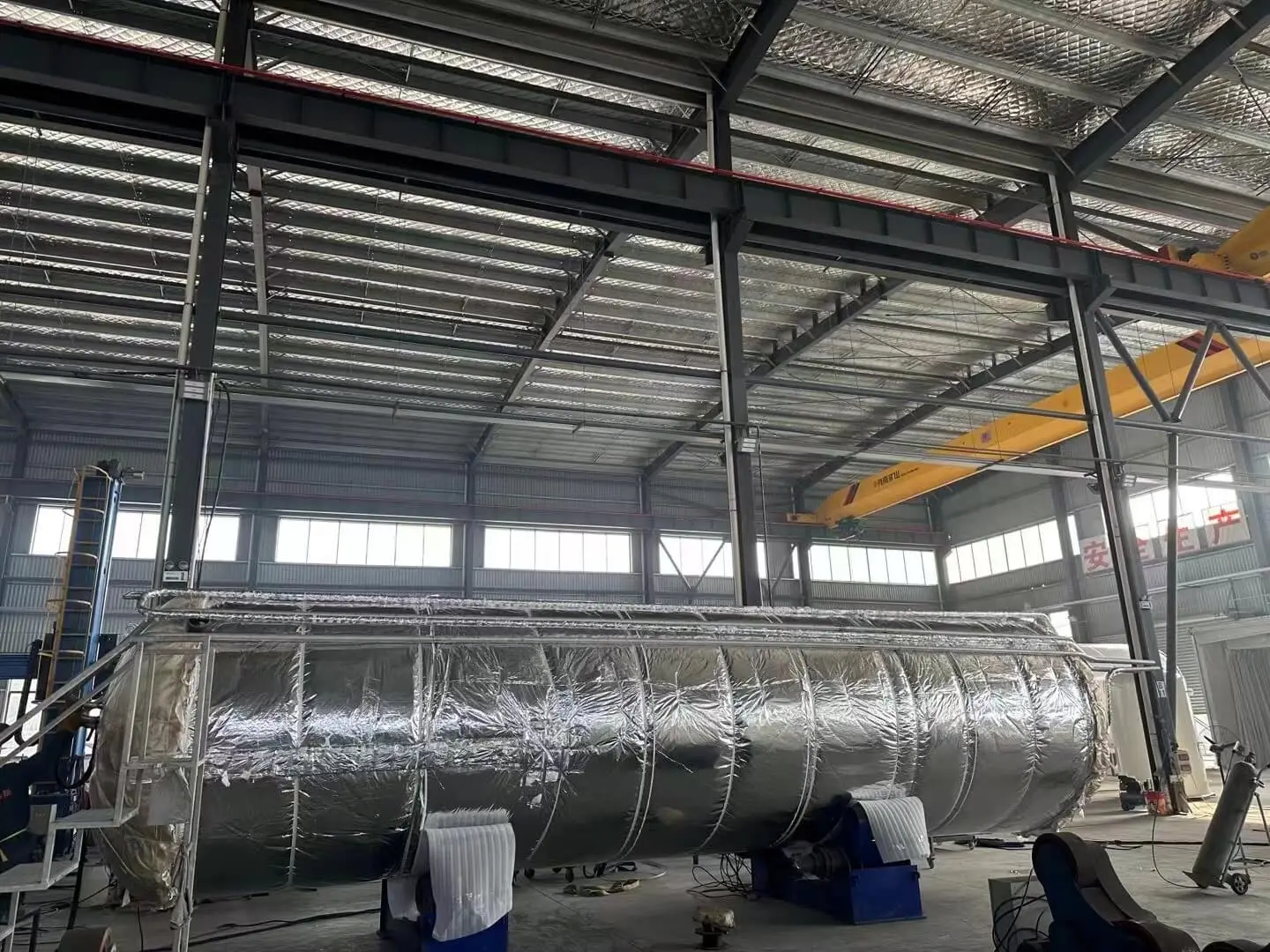 What kind of container is used to hold cryogenic liquids?