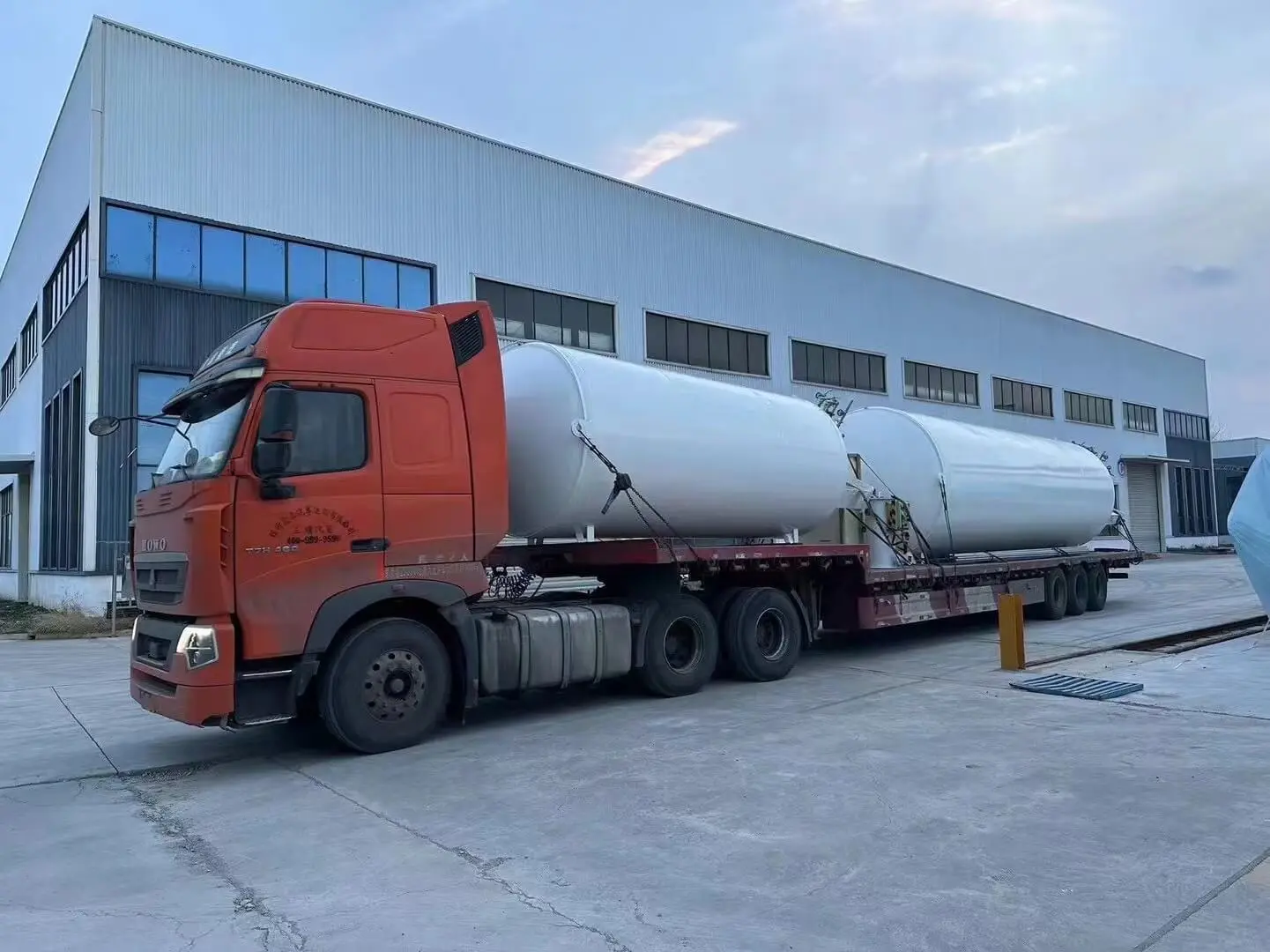 How do cryogenic storage tanks stay cold?