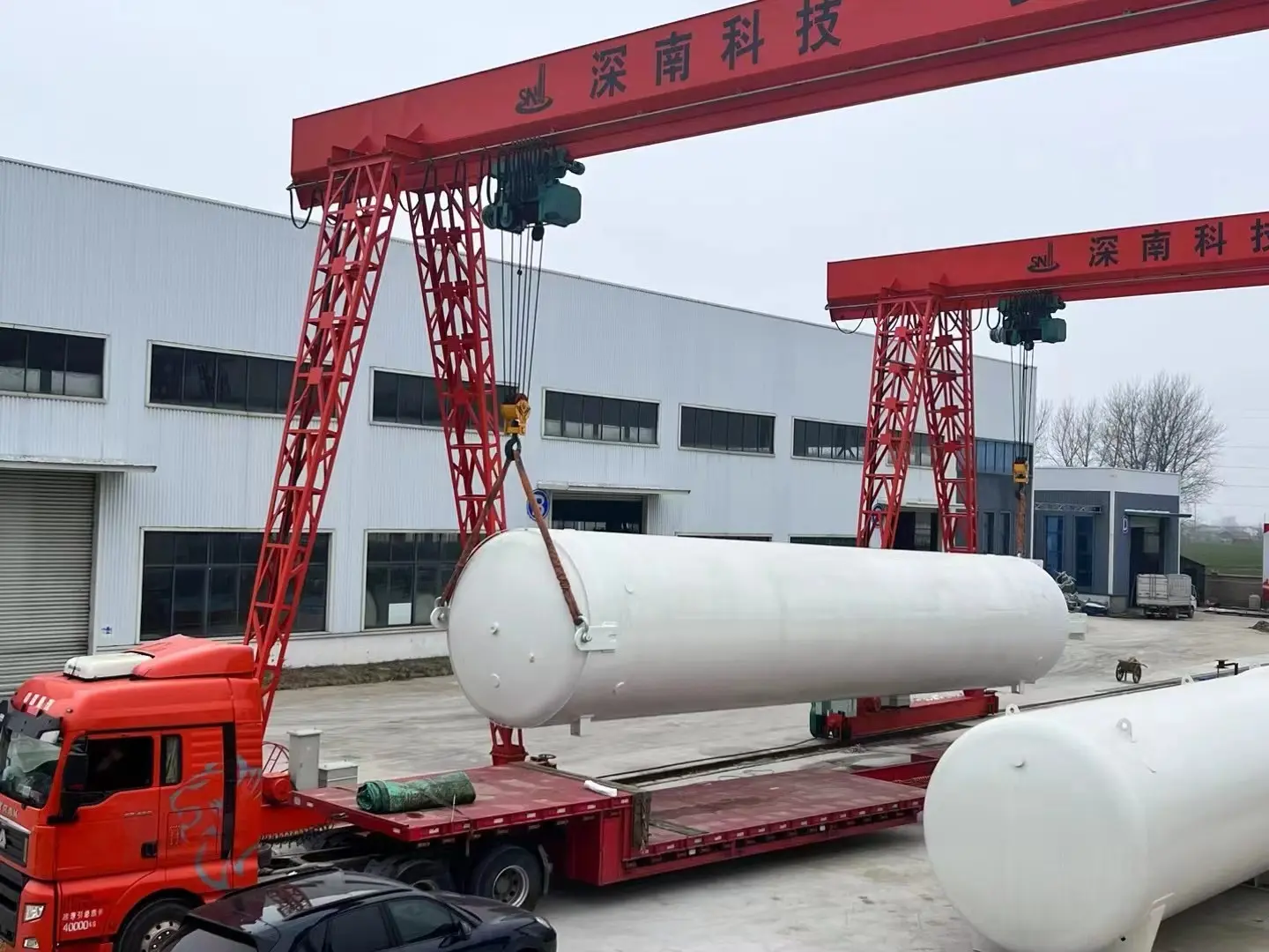 What are the different types of cryogenic storage tanks?