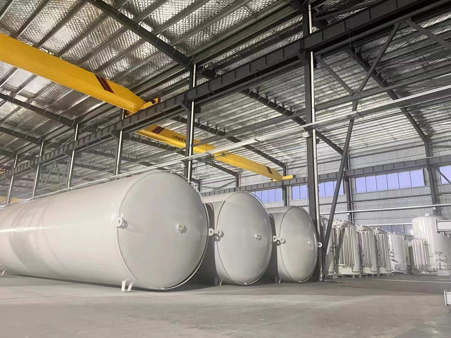 horizontal cryogenic liquid storage tank