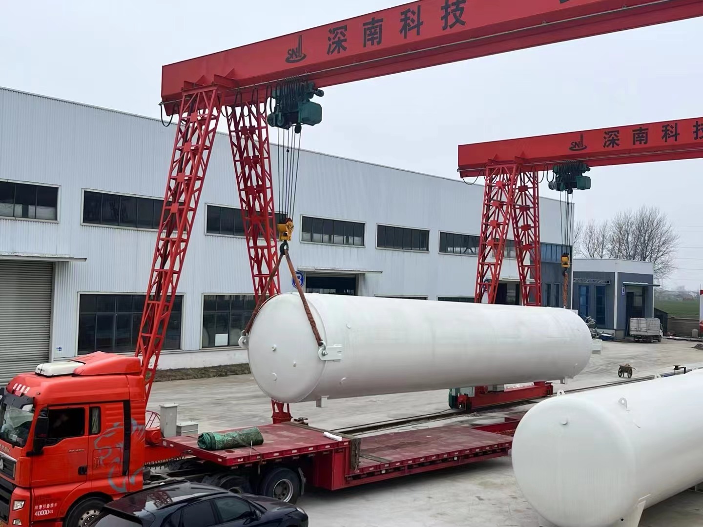 Cryogenic storage tanks
